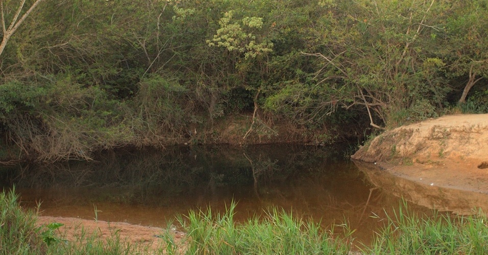 Rio Preto encontra o Rio Pardo: quase secos em agosto, eles ficam cheios no verão com a água das nascentes da chapada