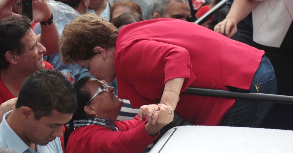 20.set.2014 - A presidente da República e candidata à reeleição, Dilma Rousseff (PT), beija uma simpatizante durante caminhada do candidato ao governo de São Paulo pelo PT, Alexandre Padilha, em Santo Amaro, zona sul da capital