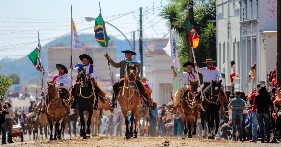 Desfile Farroupilha e show mudam rotina do Inter antes de 