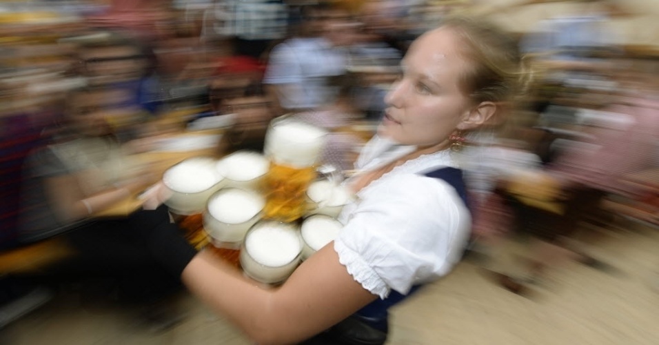 20.set.2014 - Garçonete serve canecas de cerveja durante a abertura do Oktoberfest, em Munique, no sul da Alemanha, neste sábado (20)