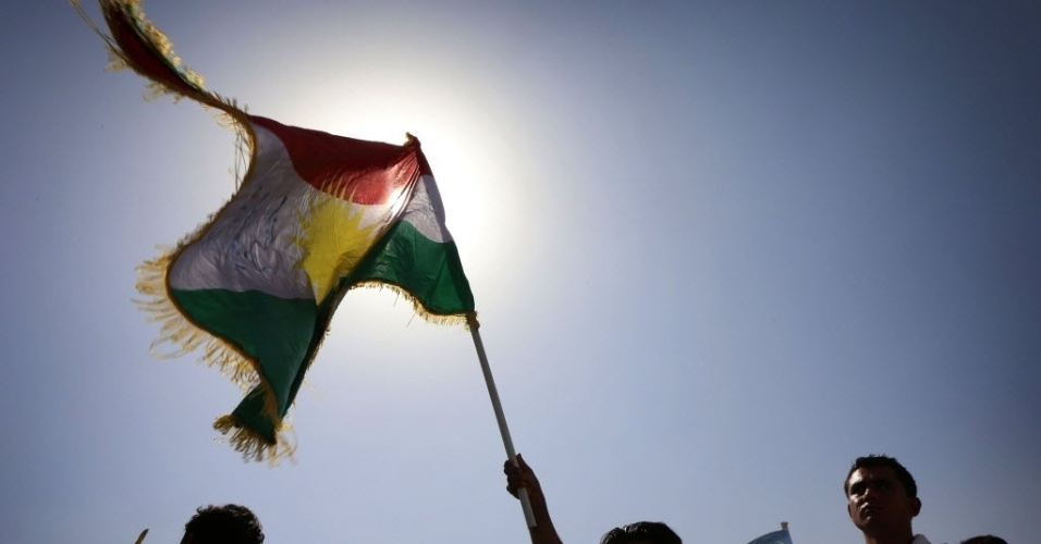 20.set.2014 - Militantes a favor do PKK (Partido dos Trabalhadores do Curdistão) participam de manifestação contra ameaça feita pelo Estado Islâmico (IE), em Kobani, no norte da Síria, neste sábado (20)