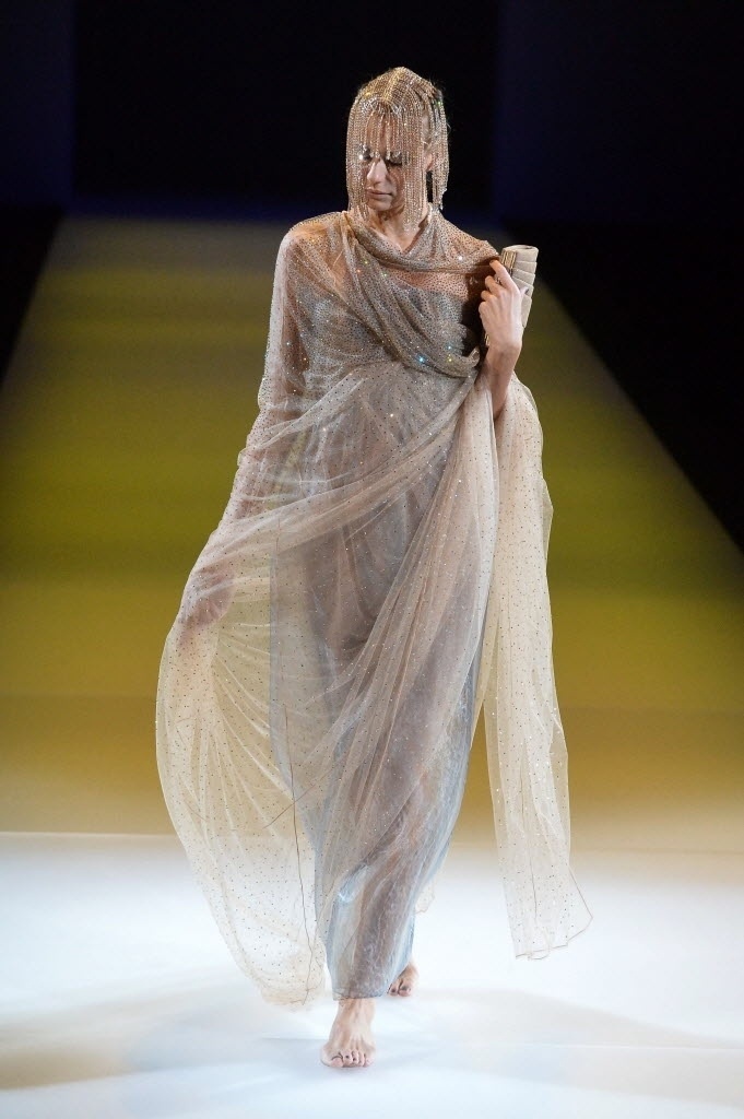 20.set.2014 - Modelo desfila com criação de Giorgi Armani de primavera/verão 2015 durante a Milan Fashion Week, em Milão, neste sábado (20)