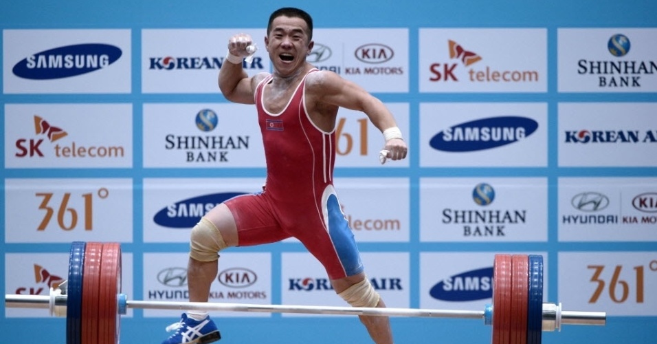 20.set.2014 - O atleta Om Yun-Chol, da Coreia do Norte, celebra após quebrar o recorde mundial masculino de levantamento de peso, neste sábado (20), nos Jogos Asiáticos 2014, em Incheon