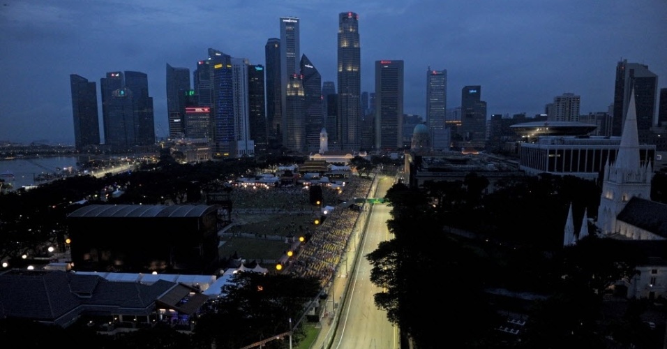 20.set.2014 - Visão panorâmica mostra o circuito de Marina Bay, espaço em que será realizado o GP de Cingapura, neste sábado (20)