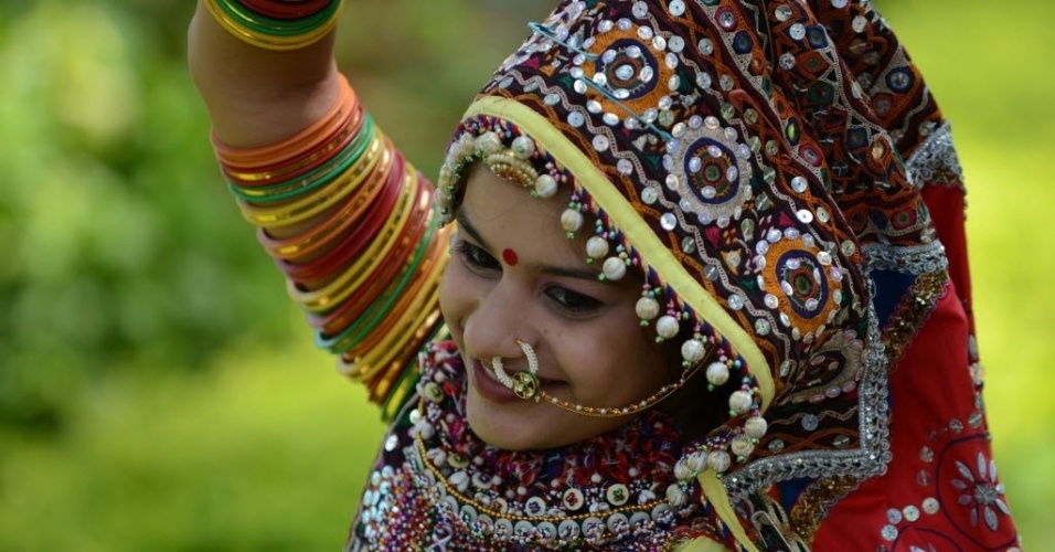 21.set.2014 - Dançarina indiana de um grupo de artes cênicas participa de um ensaio geral para um festival de dança, em Ahmedabad, neste domingo (21)