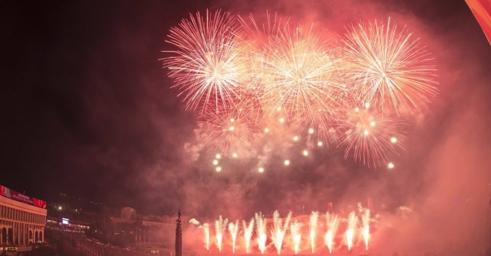 21.set.2014 - Fogos de artifício explodem sobre a praça da República, durante um festival de fogos para celebrar o Dia da Cidade, em Almaty, no Cazaquistão, neste domingo (21)