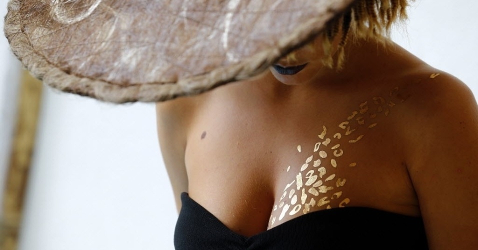 21.set.2014 - Modelo desfila com tatuagem de ouro 24 quilates durante Milan Fashion Week, neste domingo (21), em Milão, na Itália