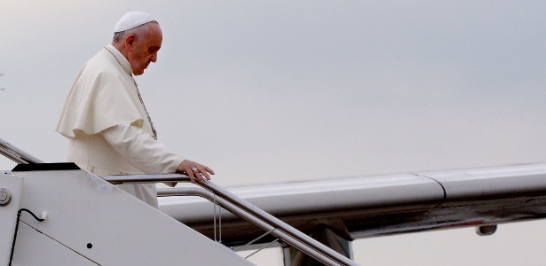 O papa Francisco chega ao aeroporto internacional de Tirana, na Albânia - Filippo Monteforte/AFP