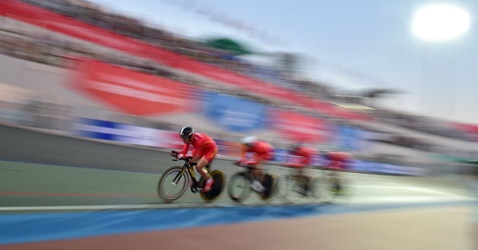 21.set.2014 - Os chineses Liu Hao, Shi Tao, Qin Chenlu e Yuan Zhong competem em equipe pela medalha de ciclismo masculino na final dos Jogos Asiáticos 2014, em Incheon, na Coreia do Sul, neste domingo (21)