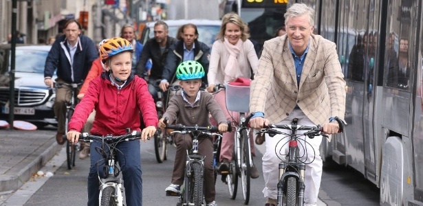 Os príncipes belgas, Emmanuel e Gabriel, andam de bicicleta com os pais, a rainha Mathilde e o rei Philippe, na Semana da Mobilidade, em setembro de 2014, em Bruxelas, na Bélgica - Julien Warnand/EFE