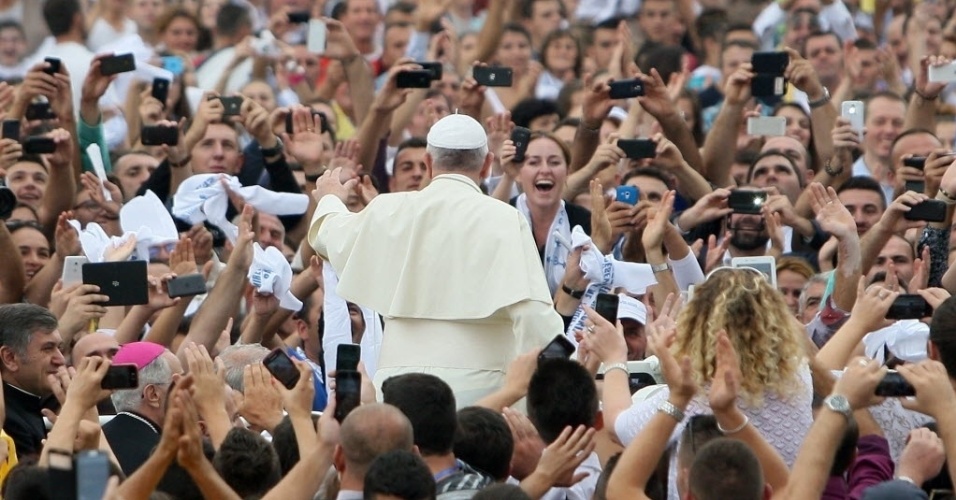 21.set.2014 - Papa Francisco chega para celebrar uma missa na praça Madre Teresa, em Tirina, na Albânia, neste domingo (21)