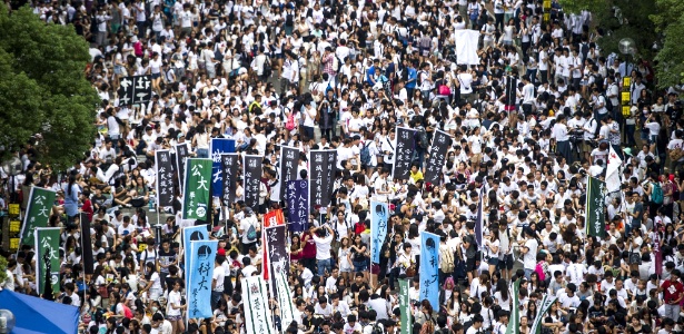 22.set.2014 - Milhares de estudantes de Hong Kong boicotaram as aulas como parte da campanha de "desobediência civil" que ativistas democráticos organizam contra a recusa de Pequim de conceder sufrágio universal completo à antiga colônia inglesa - Xaume Olleros/AFP
