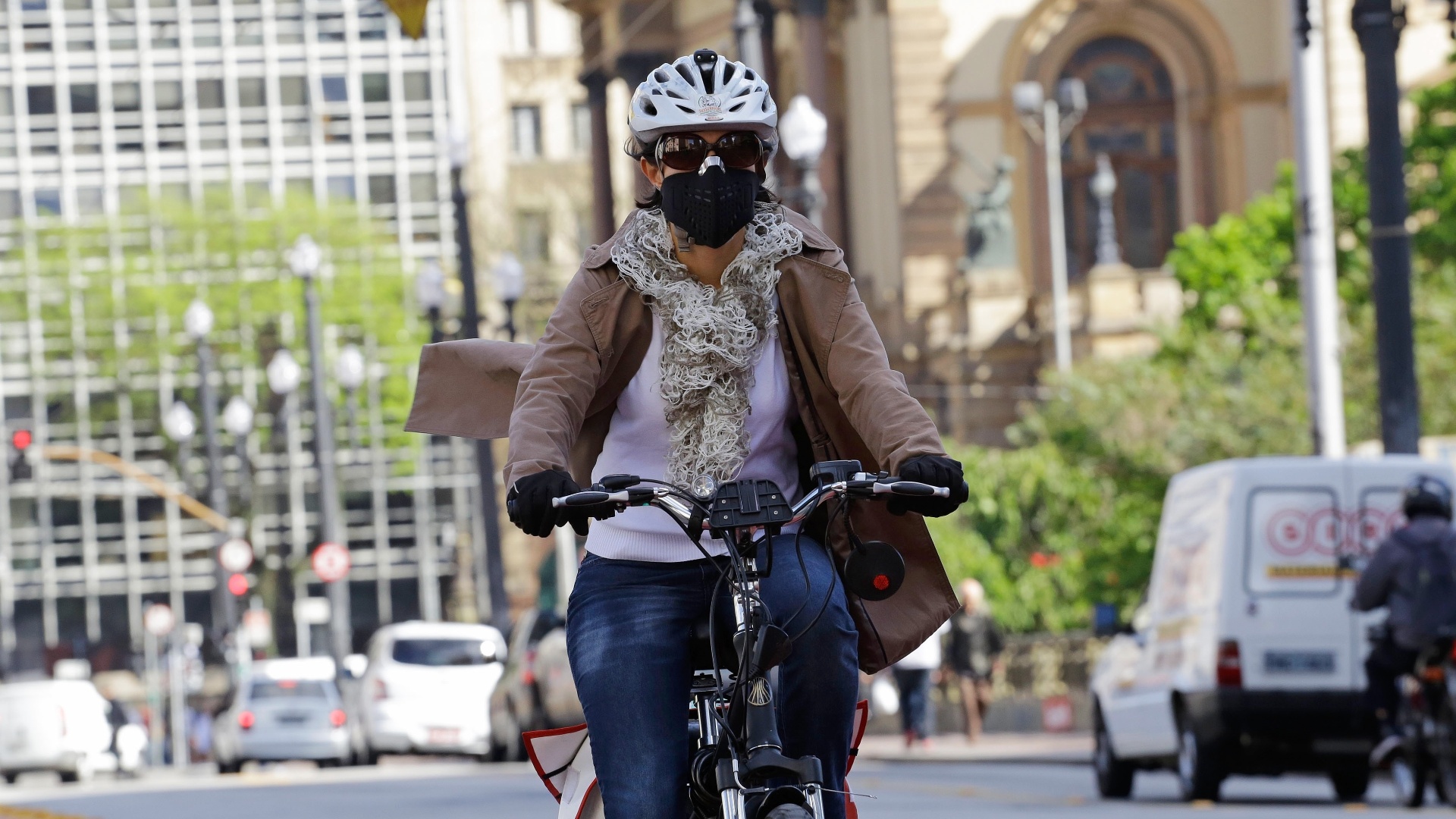 22.set.2014 - Ciclista pedala usando uma máscara no Viaduto do Chá, região central de São Paulo, durante a manhã desta segunda-feira (22), no Dia Mundial Sem Carro 