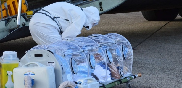O missionário católico espanhol infectado pelo vírus ebola, o padre Manuel García Viejo, foi transportado de Serra Leoa para hospital na Espanha - Reuters