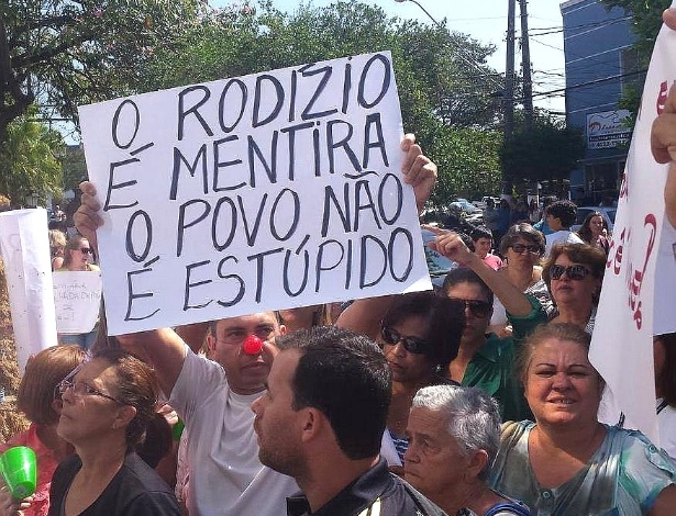 Manifestantes em frente à Câmara de Itu (SP); houve confronto com a PM - Claudio Oliveira