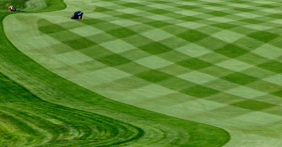 22.set.2014 - Funcionário cuida da grama em campo de golfe, durante dia de treinos para o Ryder Cup 2014, campeonato de golfe realizado na Escócia