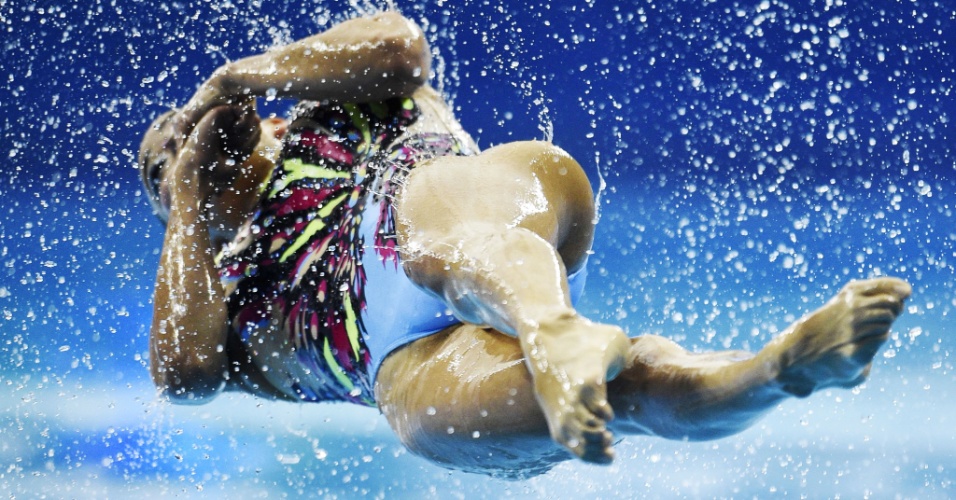 22.set.2104 - Integrante da equipe de nado sincronizado do Japão realiza pirueta, durante a final da modalidade nos Jogos Asiáticos 2014, em Incheon, na Coreia do Sul