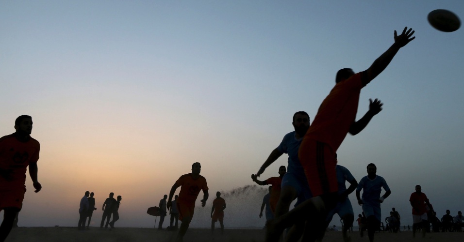 22.set.2014 - Jogadores disputam bola na partida dos Scorpions contra os Sharks, durante campeonato de rugby, na praia Benghazi (Líbia)