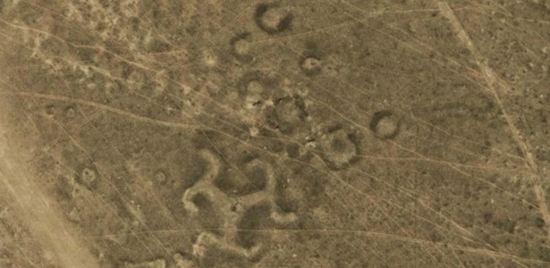 Geoglifos descobertos no Cazaquistão, com várias formas e tamanhos, são registrados em imagem aérea - DigitalGlobe/Google Earth