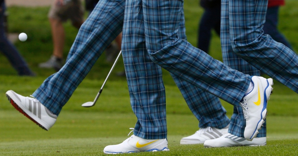 23.set.2014 - Jogador de golfe chuta bolinha enquanto caminha para o local da tacada, durante o Ryder Cup 2014, um dos campeonatos mais importantes desse esporte, realizado na Escócia