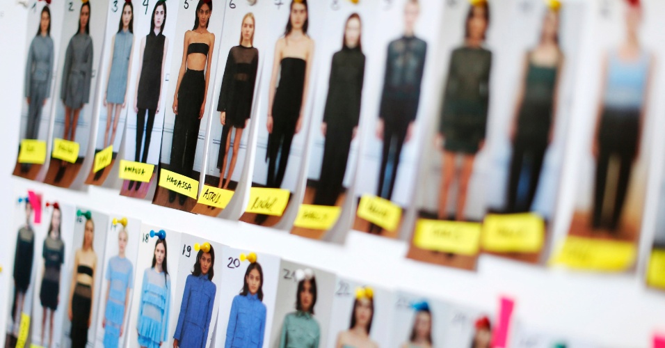 23.set.2014 - Cartaz traz fotos de modelos e roupas, minutos antes do início do desfile da estilista francesa Lea Peckre, durante  a Semana de Moda de Paris, na França