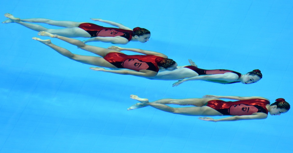 23.set.2014 - Integrantes da equipe de nado sicronizado do Japão preparam-se para iniciar coreografia, durante a final da modalidade nos jogos asiáticos, em Incheon, na Coreia do Sul