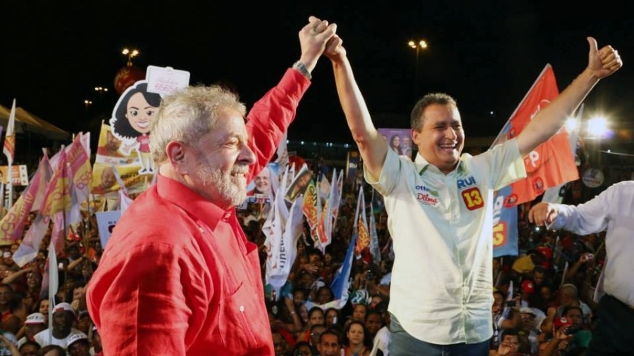 4.set.2014 - O ex-presidente Luiz Inácio Lula da Silva faz campanha com Rui Costa (PT) para o governo da Bahia na periferia de Salvador - Divulgação
