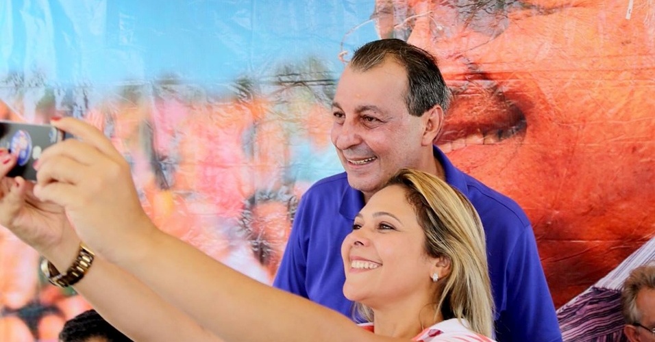 1º.set.2014 - O ex-governador Omar Aziz, do PSD, candidato ao Senado pelo Amazonas, tira ''selfie'' (autorretrato) com apoiadora