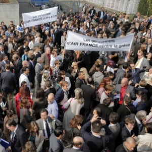 Funcionários da Air France se reuniram em frente à sede da empresa, na quarta-feira (24), nos arredores de Paris, em protesto contra a greve realizada pelos pilotos - Christophe Ena/EFE