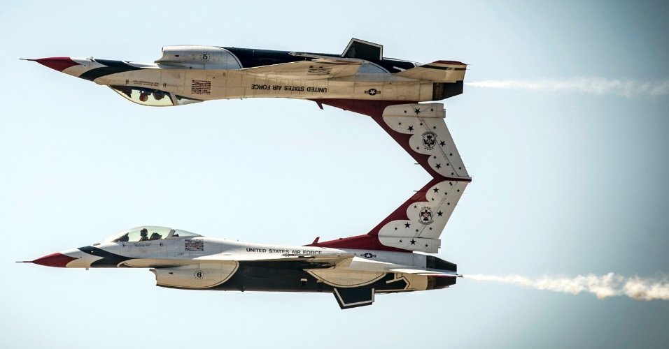 24.set.2014 - Caças F-16 da força aérea americana realizam manobra durante show aéreo na base militar Mountain Home, em Idaho, nos Estados Unidos