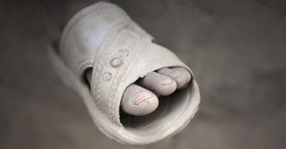 24.set.2014 - Detalhe do chinelo de um garoto em uma fábrica de tijolos de Cabul, no Afeganistão