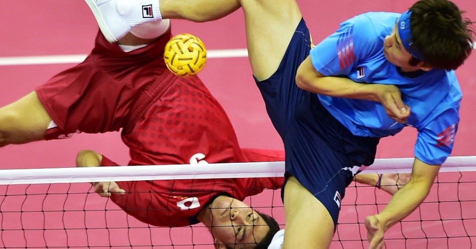 24.set.2014 - Jogadores tentam tocar na bola durante partida de sepak takraw, nos jogos asiáticos em Incheon, na Coreia do Sul