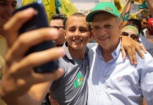 23.set.2014 - Tasso Jereissati, candidato ao Senado pelo PSDB no Ceará, tira selfie com eleitor durante campanha em Fortaleza