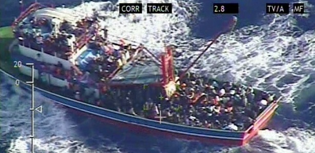24.set.2014 - Foto divulgada pelo Ministério da Defesa do Chipre mostra embarcação lotada com cerca de 300 refugiados da Síria no mar Mediterrâneo - AFP