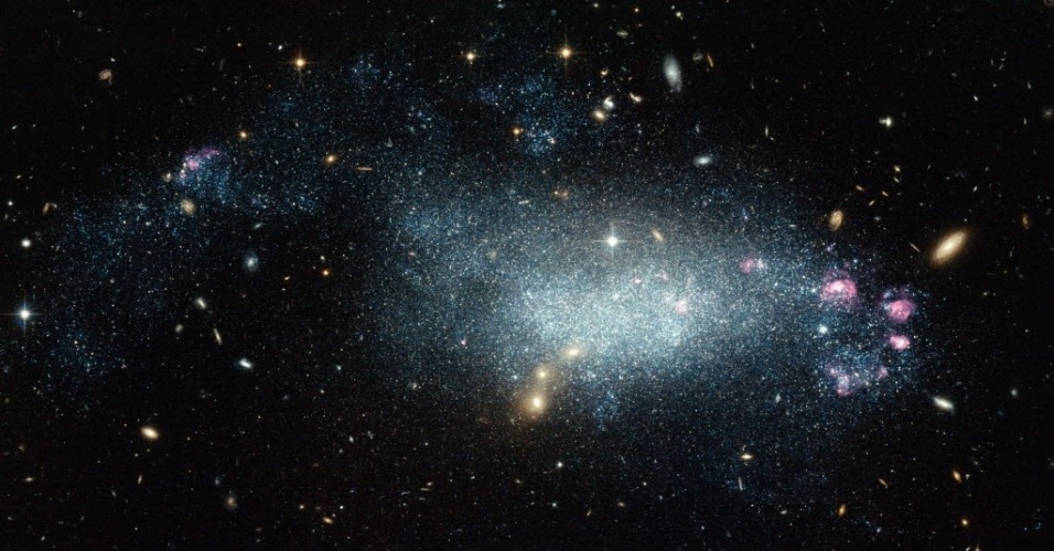 25.set.2014 - Imagem obtida pelo telescópio Hubble, da Nasa (agência espacial americana), mostra uma singularidade cósmica da galáxia anã DDO 68. Com a presença irregular de estrelas e nuvens de gás, ela parece uma galáxia mais jovem do que realmente é