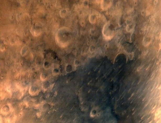 Imagem enviada pela sonda indiana Mangalyaan mostra a superfície do planeta repleta de crateras - ISRO/AFP