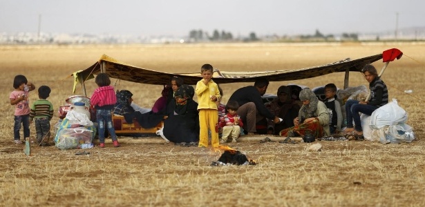 Refugiados curdos acampam na fronteira entre Síria e Turquia, na cidade de Suruc. Segundo a ONU, 400 mil pessoas devem tentar entrar na Turquia fugindo da violência - Murad Sezer/ Reuters