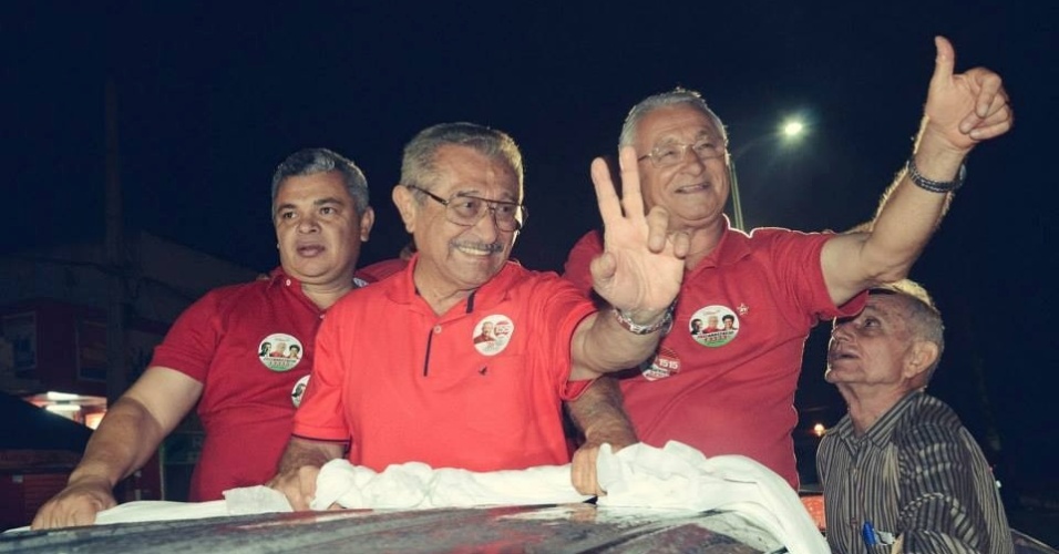25.set.2014 - Candidato ao Senado pela Paraíba, José Maranhão (PMDB), faz carreata pelos municípios do sertão, incluindo Araruna