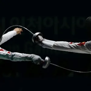 25.set.2014 - A coreana Shin Alam (à esq.) compete contra a chinesa Xu Anqi (à dir.) durante combate de esgrima dos jogos asiáticos em Incheon, na Coreia do Sul - Issei Kato/Reuters