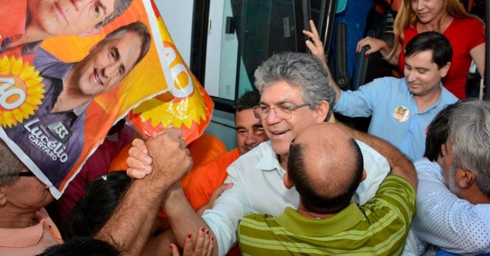 1.out.2014 - Ricardo Coutinho (PSB), candidato à reeleição ao governo da Paraíba, é abraçado por apoiadores durante caminhada em Santa Rita