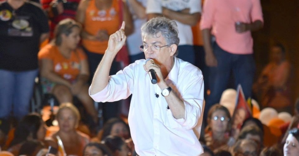 1.out.2014 - Ricardo Coutinho (PSB), candidato à reeleição ao governo da Paraíba, discursa durante comício, em dia de caminhada em Santa Rita