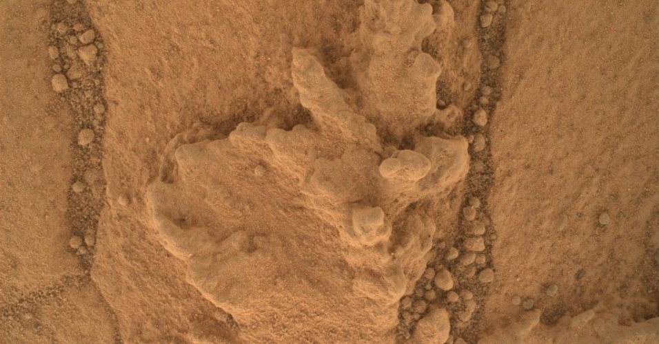 16.set.2014 - Essa imagem feita pela câmera Mahli acoplada na sonda Curiosity, da Nasa, obtida nesta sexta-feira (26), mostra um exemplo de um tipo de característica geometricamente distinta, que os pesquisadores estão investigando no afloramento argilito na base do monte Sharp, em Marte. Essa característica do afloramento 