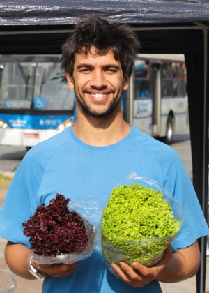 O agricultor Pedro Bittencourt vende no Largo da Batata, em São Paulo - Reinaldo Canato/UOL
