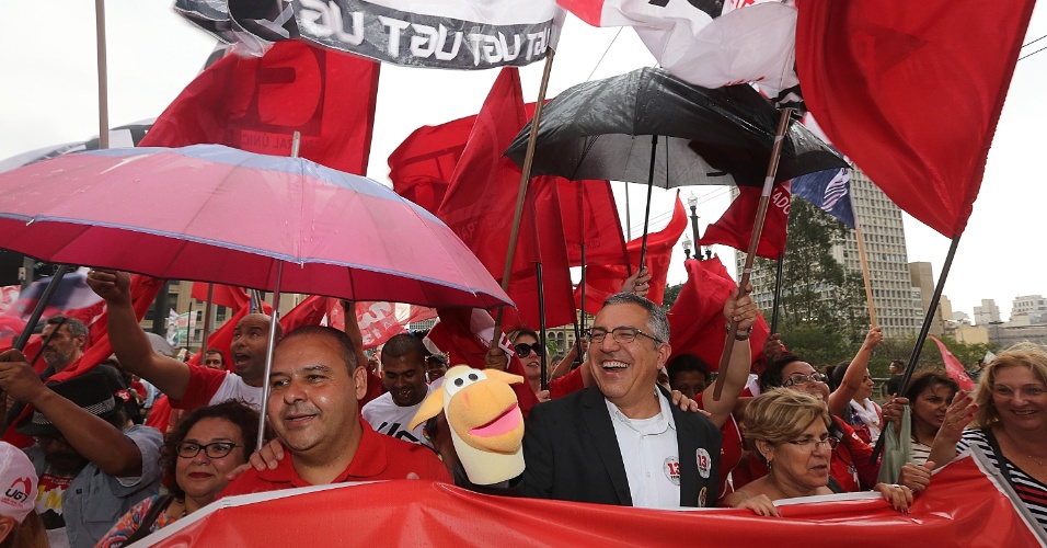 26.set.2014 - Alexandre Padilha, candidato do PT ao governo de São Paulo, participou do ato "Nem que a Vaca Tussa", em defesa dos direitos trabalhistas, no centro da capital paulista, nesta sexta-feira (26)