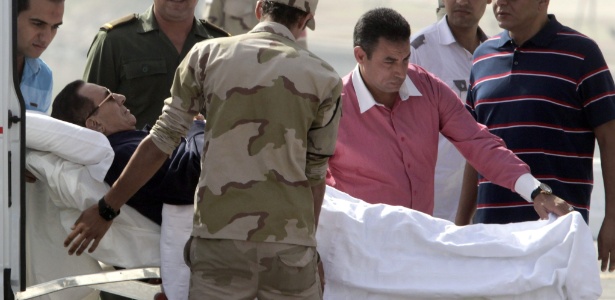 O ex-presidente egípcio Hosni Mubarak é transportado para seu julgamento, no Cairo, Egito - Khaled Elfiqi/Efe
