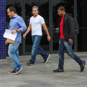O ex-senador Luiz Estevão (camiseta branca) quando chegou à Superintendência da PF, em SP, no dia 27 - Marco Ambrosio/Agência Estado