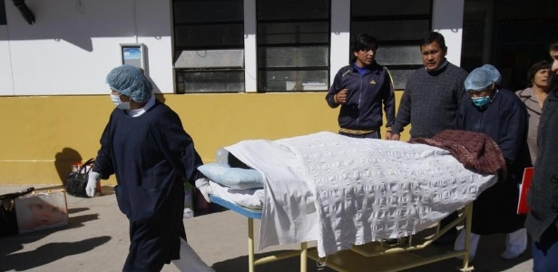 Equipe de saúde remove corpo de vítima do terremoto que atingiu a província Paruro, na região de Cusco, no sul do Peru. Pelo menos oito pessoas morreram - Xinhua