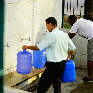 População enche galões em uma bica para contornar falta de água em SP - Nilton Cardin/Estadão Conteúdo