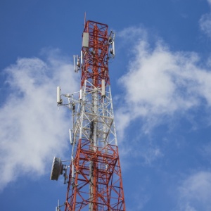 Com faixa de frequência das TV analógicas, operadoras poderão oferecer sinal 4G instalando menos antenas de transmissão - Thinkstock