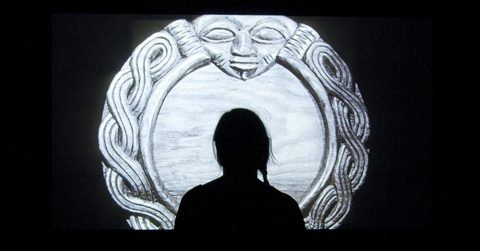 29.set.2014 - Uma funcionária assiste ao vídeo de um concorrente ao prêmio Turner Duncan Campbell de artes exposto na galeria Tate, em Londres, na Inglaterra